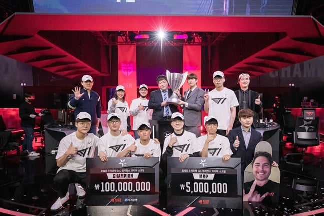 2020 LCK 스프링 우승팀 T1. 통산 9번째 우승이었다. 서머를 통해 10회 우승에 도전한다. /사진=라이엇 게임즈 제공<br>
<br>