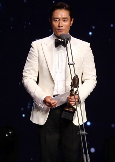 배우 이병헌이 3일 오후 서울 광진구 워커힐호텔에서 열린 '제56회 대종상 영화제' 시상식에서 영화 백두산으로 남우주연상을 수상하고 소감을 말하고 있다. / 사진=임성균 기자 tjdrbs23@