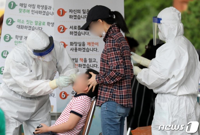 (안양=뉴스1) 조태형 기자 = 경기도 안양시 만안구 양지초등학교에 마련된 선별진료소 2020.5.31/뉴스1