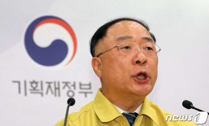 (세종=뉴스1) 장수영 기자 = 홍남기 경제부총리 겸 기획재정부 장관이 지난 29일 정부세종청사 기재부 브리핑실에서 2020년도 제3회 추가경정예산안 브리핑을 하고 있다. 3차 추경 규모는 35조 3000억원 수준이다. 이 중 11조 4000억원은 세입경정을 통한 경기대응 투자여력 확보를 위해 투자되고 5조원은 위기기업·일자리를 지키는 금융 지원에 쓰인다. 18조 9000억원은 고용·사회안전망 확충과 경기보강을 위해 투자된다. 2020.6.3/뉴스1