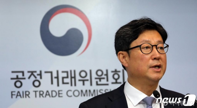 (세종=뉴스1) 장수영 기자 = 김재신 공정거래위원회 사무처장이 10일 정부세종청사 공정위 기자실에서 '공정거래법 전면개편안 개정 재추진' 브리핑을 하고 있다. 공정위는 '독점규제 및 공정거래에 관한 법률' 전부개정안을 오는 11일부터 내달 21일까지 40일간 입법예고 한다고 밝혔다. 2020.6.10/뉴스1