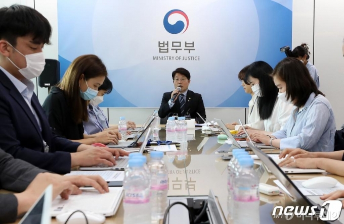 (서울=뉴스1) 이동해 기자 = 고기영 법무부차관이 10일 오후 서울 서초구 서울고검 의정관에서 공정 경제 입법 관련 브리핑을 하고 있다. 2020.6.10/뉴스1