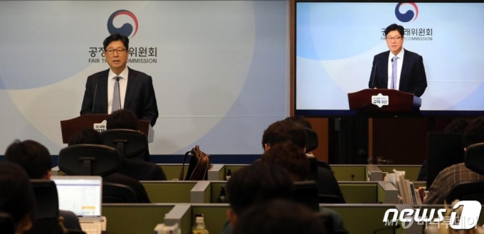 (세종=뉴스1) 장수영 기자 = 김재신 공정거래위원회 사무처장이 10일 정부세종청사 공정위 기자실에서 '공정거래법 전면개편안 개정 재추진' 브리핑을 하고 있다. 공정위는 '독점규제 및 공정거래에 관한 법률' 전부개정안을 오는 11일부터 내달 21일까지 40일간 입법예고 한다고 밝혔다. 2020.6.10/뉴스1