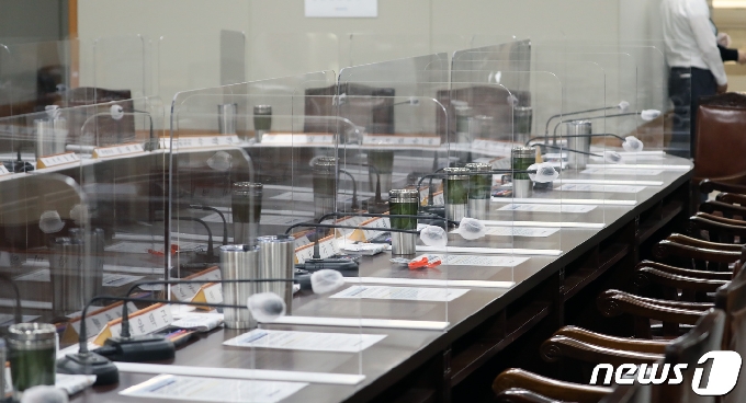 [사진] 코로나19 예방 대책, 칸막이 설치된 최저임금위 회의장