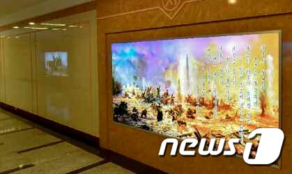 [사진] 새로 개건한 北 전승역 내부에 설치된 전광판