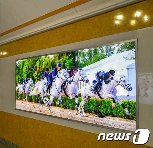 [사진] "승마바람이 주는 쾌감" 北 전우역 내부에 설치된 전광판
