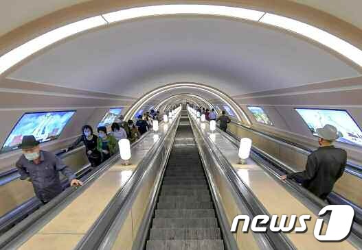 [사진] 북한 통일역에 설치된 에스컬레이터