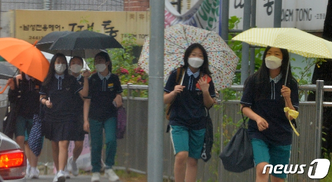지난 11일 오전 북구 창포중학교 학생들이 우산을 들고 등교하고 있다. 비가 내리면서 포항지역 아침 기온은 21도를 기록했다. .2020.6.11/뉴스1 &copy; News1 최창호 기자