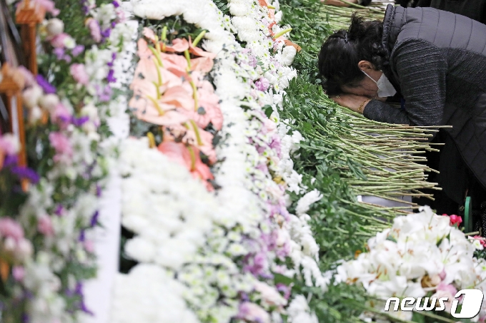 경기 이천시 창전동 이천서희청소년문화센터에 마련된 한익스프레스 물류창고 화재 합동분향소에서 한 유가족들이 슬픔에 잠겨 있다. 2020.5.6/뉴스1 &copy; News1 조태형 기자