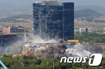북한 노동당 기관지 노동신문은 17일 2면에 개성의 남북 공동연락사무소 폭파 현장을 공개했다. 신문은 "북남 공동연락사무소가 6월 16일 14시 50분에 요란한 폭음 속에 참혹하게 완전 파괴되었다"라며 "우리 인민의 격노한 정벌 열기를 담아 이미 천명한 대로 단호한 조치를 실행하였다"라고 전했다. /사진=뉴스1