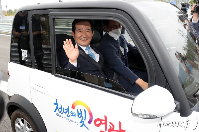 정세균 총리가 17일 오후 전남 영광군 대풍EV자동차 공장에서 초소형 전기자동차에 탑승하고 있다. 2020.6.17 /뉴스1 © News1 황희규 기자