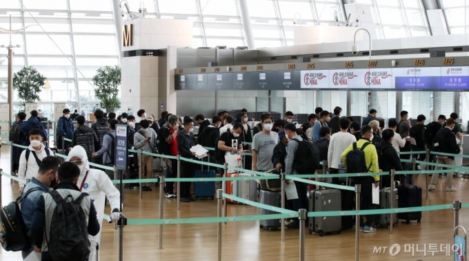 중국 톈진으로 출국하는 기업인들이 출국 수속을 밟고 있다. 2020.05.10./사진=뉴시스