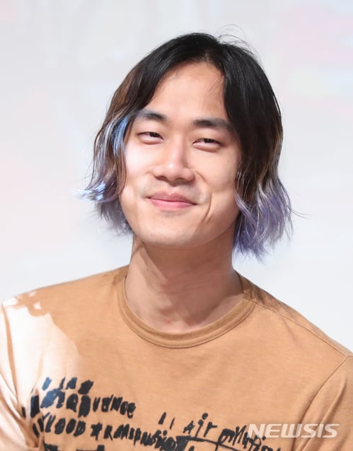 룹 혁오의 임동건(베이스)이 31일 오후 서울 여의도동 위워크에서 새 미니앨범 ‘24: 하우 투 파인드 트루 러브 앤 해피니스(24: How to find true love and happiness)’발매 기념 기자간담회에서 포즈를 취하고 있다. 2018.05.31. /사진 = 뉴시스