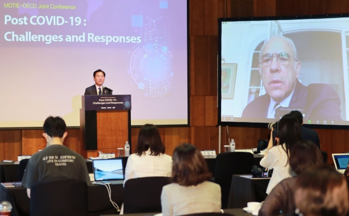 성윤모 산업통상자원부 장관이 18일 서울 신라호텔 영빈관에서 열린 '산업부-OECD 합동 포스트 코로나 대응 컨퍼런스'에 참석해 개회사를 하고 있다./사진제공=산업통상자원부