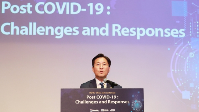 성윤모 산업통상자원부 장관이 18일 서울 신라호텔 영빈관에서 열린 '산업부-OECD 합동 포스트 코로나 대응 컨퍼런스'에 참석해 개회사를 하고 있다./사진제공=산업통상자원부