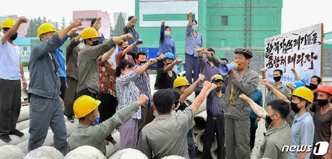 (평양 노동신문=뉴스1) = 북한 노동당 기관지 노동신문은 18일 김여정 노동당 제1부부장 담화와 남북 공동연락사무소 파괴 소식을 접한 각계의 반향을 5면 전체를 할애해 실었다. 평양블로크(블록)공장 노동자들이 '탈북자 쓰레기들을 죽탕쳐버리자'라는 팻말 앞에서 주먹을 쥔 채 모여있다(사진). [국내에서만 사용가능. 재배포 금지. DB 금지. For Use Only in the Republic of Korea. Redistribution Prohibited] rodongphoto@news1.kr