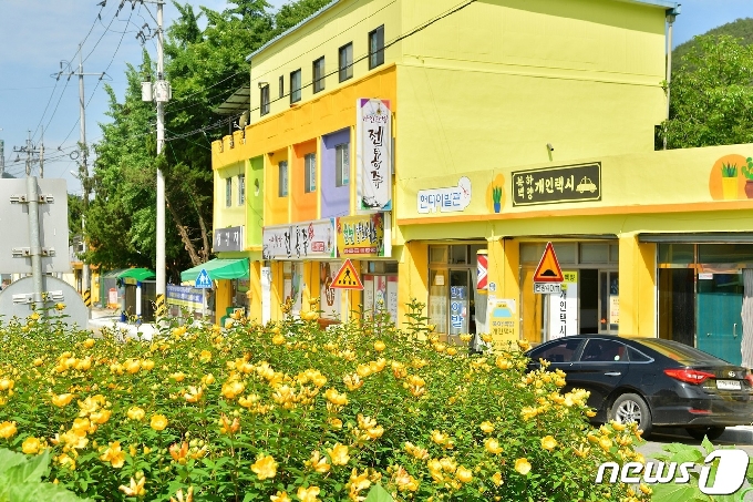 장성 북하면 옐로우 디자인 건축물.(장성군 제공) /&copy; News1