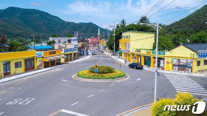 장성 북하면 옐로우 디자인 건축물.(장성군 제공) &copy; News1
