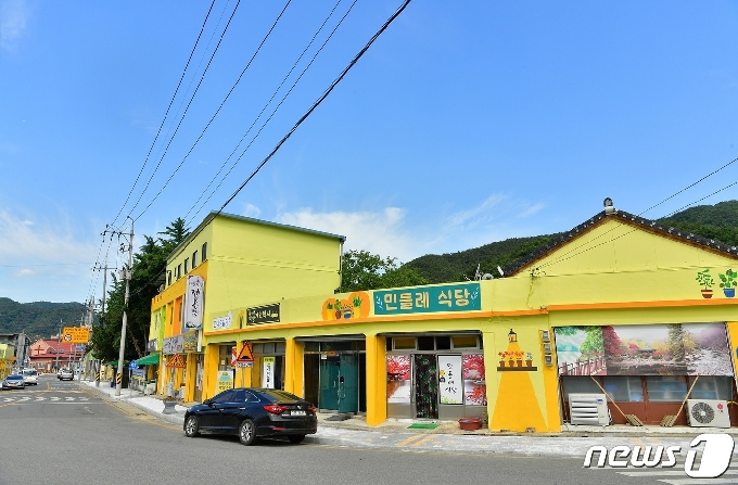 장성 북하면 옐로우 디자인 건축물..(장성군 제공) &copy; News1