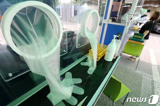 [사진] 선별진료소에 설치된 글로브 월 검체 채취 부스