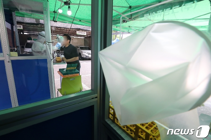 [사진] 선별진료소에 설치된 글로브 월 검체 채취 부스
