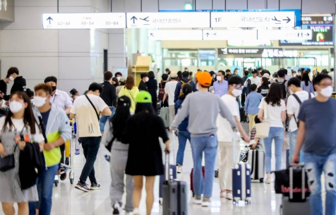 지난 5월 황금연휴를 마치고 귀경길에 나선 관광객들의 발길로 제주국제공항이 모처럼 붐비는 모습. /사진=뉴시스