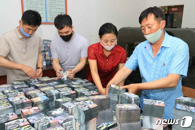 &#40;평양 노동신문=뉴스1&#41; = 북한 노동당 기관지 노동신문은 20일 "각지에서는 대규모적인 대남 삐라&#40;전단&#41; 살포를 위한 준비 사업이 맹렬히 추진되고 있다＂면서 관련 사진을 공개했다. &#x5b;국내에서만 사용가능. 재배포 금지. DB 금지. For Use Only in the Republic of Korea. Redistribution Prohibited&#x5d; rodongphoto@news1.kr