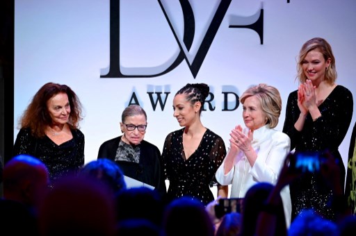 미국에 코로나19 사태가 확산하기 전인 올해 2월 19일 워싱턴DC에서 열린 DVF 2020 어워드. 왼쪽부터 다이앤 본 퍼스텐버그 DVF CEO, 루스 베이더 갱스부르 미 대법관, 리아 토바코 바 전 국무장관, 힐러리 클린턴 전 영부인, 모델 칼리 클로스./사진=AFP 