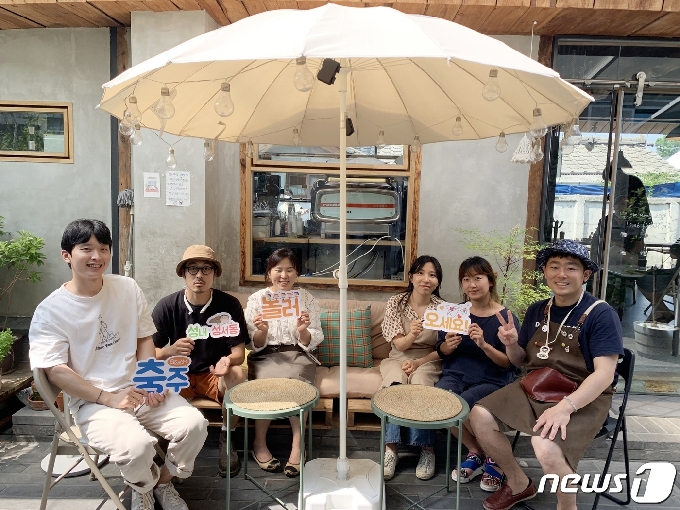 22일 충북 충주시 성서&middot;성내동에 입점한 청년 가게 창업자들이 SNS로 지역 상가를 홍보하고 있다.&#40;충주시 제공&#41;2020.06.22/&copy; 뉴스1