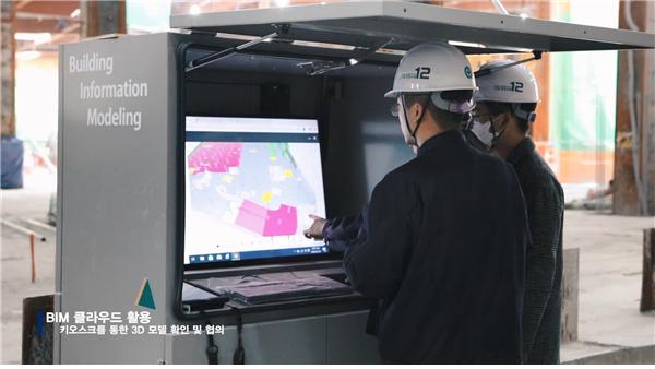 ‘힐스테이트 판교역’ 현장에서 현대엔지니어링 직원들이 BIM 클라우드가 내장된 키오스크를 활용해 현장 3D 모델을 검토하고 있다. /사진=현대엔지니어링
