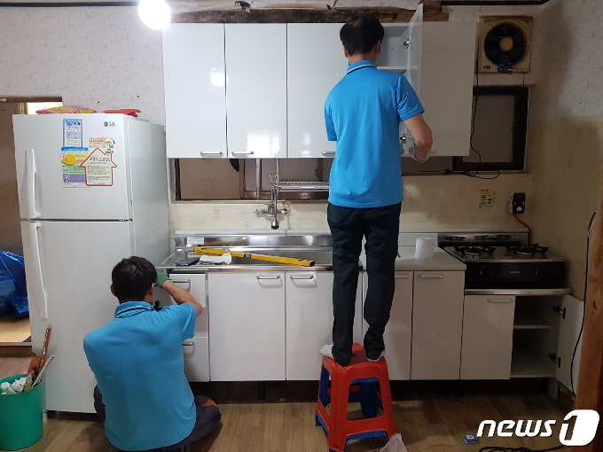 전북 고창군 아산농공단지의 주방가구 전문업체인 ㈜인플러스&#40;대표 송미연&middot;김영진&#41;가 10년째 취약계층에 싱크대 교체 등을 지원해주면서 잔잔한 감동을 주고 있다. &copy; 뉴스1