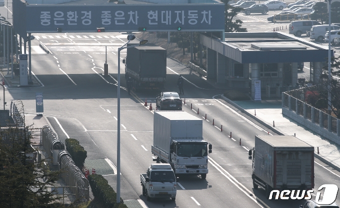 울산시 북구 현대자동차 명촌정문을 오가는 협력사 납품 차량. &copy; News1