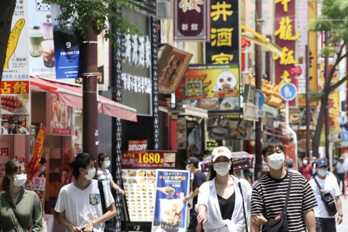 지난 3일 일본 도쿄 인근 요코하마 차이나타운에서 신종 코로나바이러스 감염증(코로나19) 예방을 위해 마스크를 쓴 사람들이 걷고 있다. 도쿄에서 2일 코로나19 신규 확진자가 34명 발생하면서 도쿄도는 도쿄 경보를 발령했다. 일일 확진자가 30명을 넘어선 건 지난달 14일 이후 19일 만으로 도쿄지역 확진자는 총 5283명, 사망자는 306명이다. /사진=뉴시스