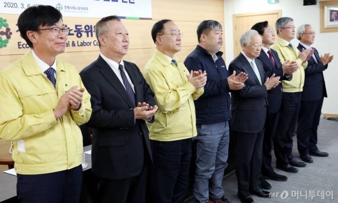 지난 3월 6일 오전 서울 광화문 경제사회노동위원회 대회의실에서 열린 신종 코로나바이러스 감염증(코로나19) 위기극복을 위한 노사정 합의 선언 행사에서 김상조 청와대 정책실장, 박용만 대한상공회의소 회장, 홍남기 경제부총리 겸 기획재정부 장관, 김동명 한국노동조합총연맹 위원장, 손경식 한국경영자총협회 회장, 김기문 중소기업중앙회 회장, 이재갑 고용노동부 장관, 문성현 경제사회노동위원회 위원장(왼쪽부터)이 기념촬영을 하고 있다. / 사진=이동훈 기자 photoguy@