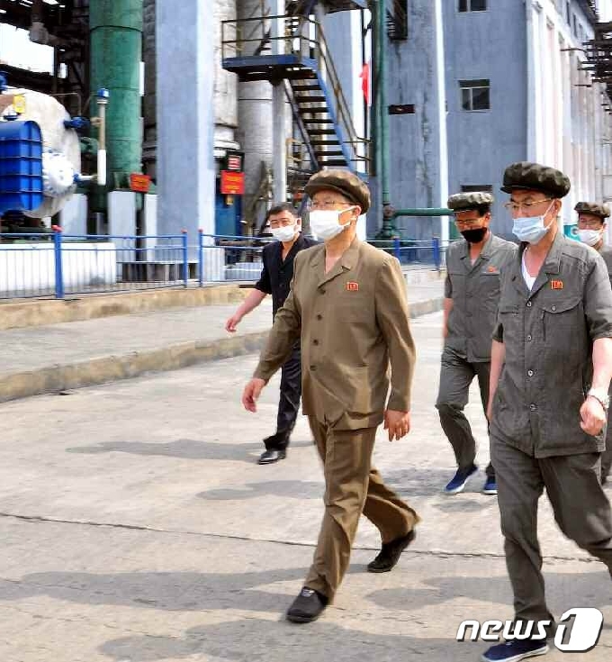 [사진] 北 김재룡 내각 총리, 함경남도 화학공업 부문 현지 시찰