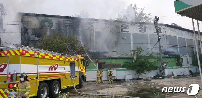 23일 오전 5시 16분쯤 충북 옥천군 이원면 한 저온저장고에서 불이 나 소방당국이 진화하고 있다. (옥천소방서 사진제공) /&copy; 뉴스1
