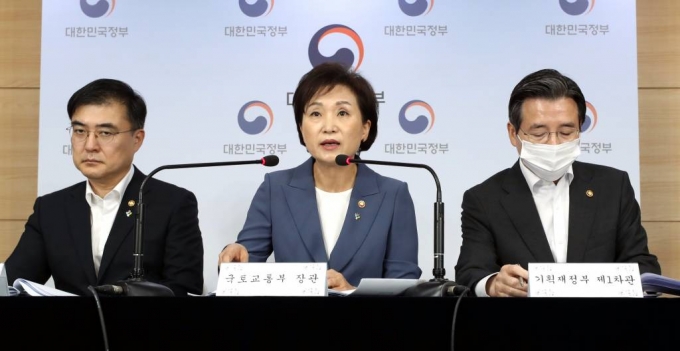 김현미 국토교통부 장관이 17일 오전 종로구 정부서울청사 합동브리핑실에서 갭투자 규제 관련 '주택시장 안정을 위한 관리방안'을 발표하고 있다. / 사진=이기범 기자 leekb@