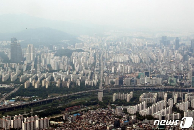 (서울=뉴스1) 이광호 기자 = 23일부터 서울 송파구 잠실동과 강남구 삼성·대치·청담동에서 토지거래허가제가 시행된다. 토지거래허가제는 주거지역에서 18㎡, 상업지역에선 20㎡ 넘는 토지를 살 때 지방자치단체의 허가를 받도록 하는 제도다. 아파트 등 주택은 전세를 낀 거래가 일절 금지되지만 상가 등은 일부 임대가 허용된다. 사진은 이날 서울 강남구 삼성동(오른쪽)과 대치동 일대 모습. 2020.6.23/뉴스1