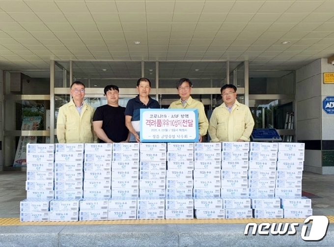 전북 정읍시 남양유업 낙우회(회장 김삼천)가 23일 코로나19와 아프리카돼지열병(ASF) 방역을 위해 노력하고 있는 공무원들을 위해 우유 100상자를 기부했다. /© 뉴스1