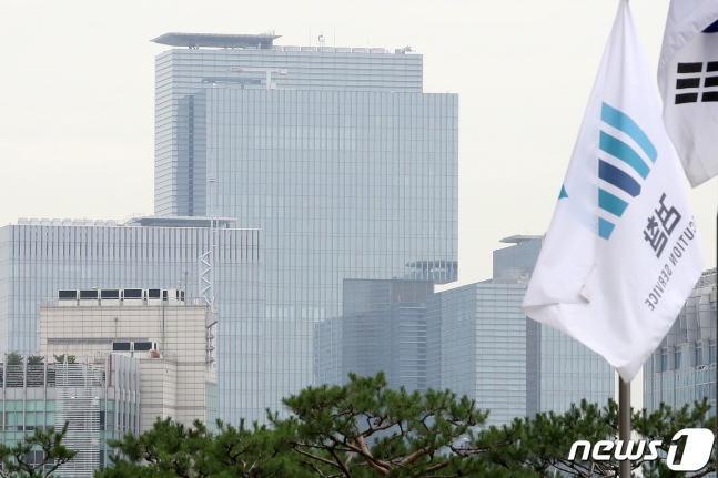 검찰청에서 바라다 보이는 삼성전자 서초사옥 C동. 맨위층인 42층이 이건희 회장과 미래전략실장 방이 있는 곳이다. 그 아래가 이재용 부회장실이 있는 41층이다./사진제공=뉴스1