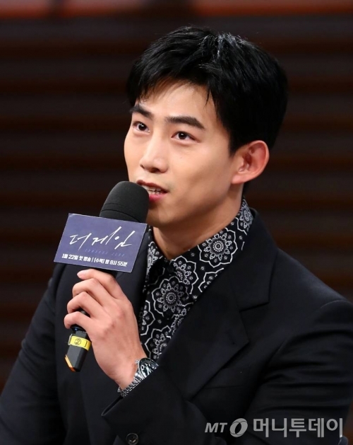 [서울=뉴시스]홍효식 기자 = 배우 옥택연이 22일 오후 서울 마포구 상암동 MBC에서 열린 드라마 '더 게임' 제작발표회에 참석해 취재진 질문에 답하고 있다. 2020.01.22.   yesphoto@newsis.com