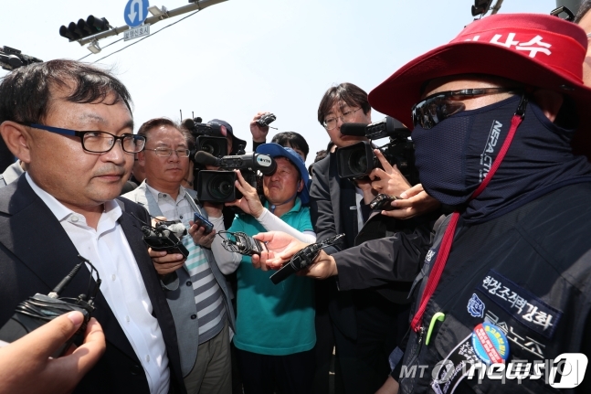 지난해 6월 3일 오후 경남 거제시 대우조선해양 정문앞에서 대우조선지회 조합원이 현대중공업 현장실사단에게 현장실사 거부 의사를 오전에 이어 재차 전하고 있다./사진=뉴스1