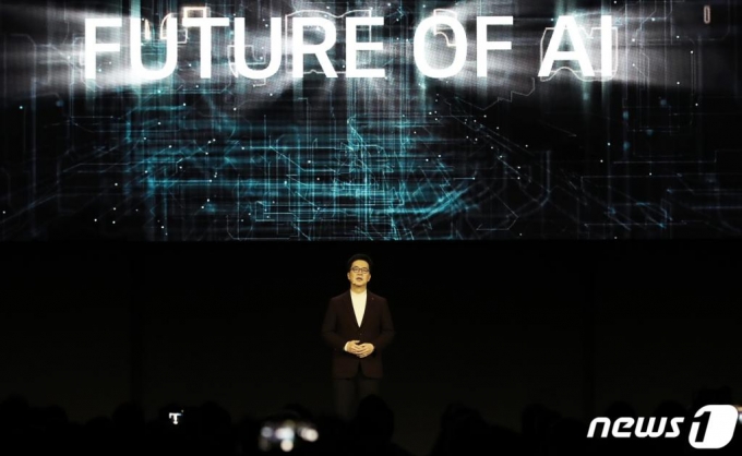  ִ IT ȸ 'CES2020'  Ϸ յ  16(ð) ̱ 󽺺̰Ž ޷̺ ȣڿ  LG ۷ι  ۷ LG ְ å(CTO)   AI  ܰ踦 ǥϰ ִ. /=1