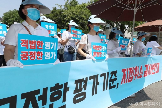 영훈국제중학교 학부모들이 22일 오전 종로구 서울시교육청 앞에서 영훈·대원국제중 폐지 반대를 촉구하며 침묵 집회를 하고 있다. / 사진=이기범 기자 leekb@