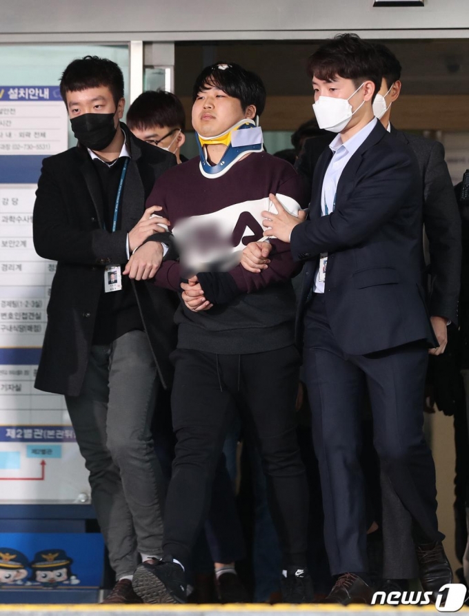 인터넷 메신저 텔레그램에서 미성년자를 포함한 여성들의 성 착취물을 제작 및 유포한 혐의를 받는 '박사방' 운영자 조주빈(25)