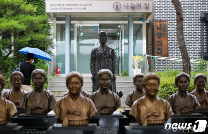 (광주=뉴스1) 허경 기자 = 나눔의집 후원금 유용 의혹 등이 불거진 가운데 24일 경기도 광주시 퇴촌면 나눔의 집에 먼저 세상을 떠난 할머니들의 흉상과 소녀상이 세워져 있다. 2020.6.24/뉴스1