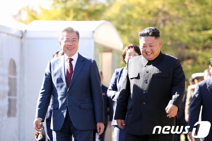 문재인 대통령과 김정은 북한 국무위원장. 2018.9.20/뉴스1 &copy; News1 평양사진공동취재단