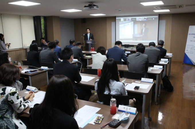 원희목 한국제약바이오협회장이 25일 서울 서초구 제약회관에서 열린 캠브리지 이노베이션센터(CIC) 입주 기념식에서 인사말을 하고 있다./사진제공=한국제약바이오협회