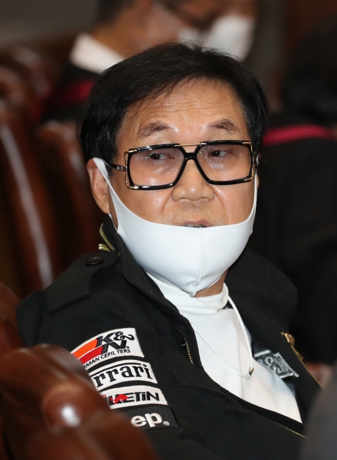 '그림 대작(代作)' 사건에 대한 상고심 공개변론이 열린 지난 달 28일 오후 서울 서초구 대법원 대법정에서 가수 조영남씨가 법정에 앉아 있다. /사진=뉴시스<br>