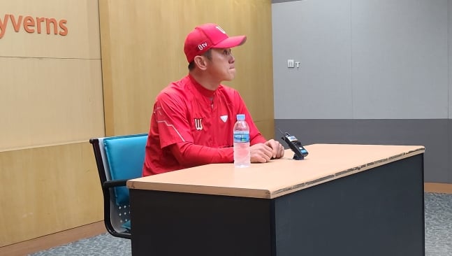 26일 LG와 홈 경기를 앞둔 박경완 수석 코치가 취재진 앞에서 인터뷰에 임하고 있다. /사진=김우종 기자